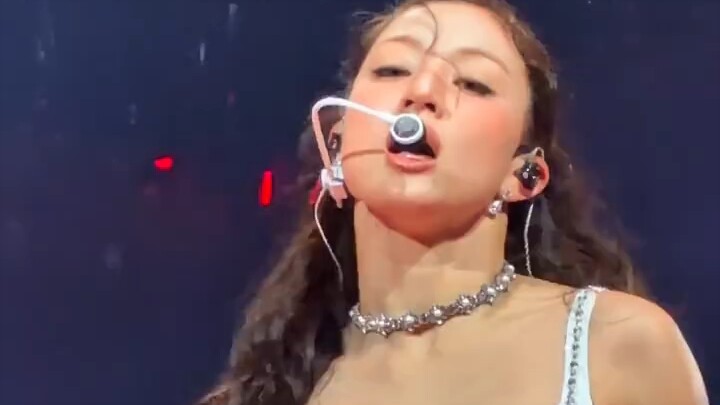 ล่าสุดบนเว็บไซต์มีกระแสตอบรับดีสุดๆ คลิปไลฟ์คอนเสิร์ตของพัคจีฮโยแห่งวง TWICE เธอทุ่มเทเต็มที่นำเสนอเ
