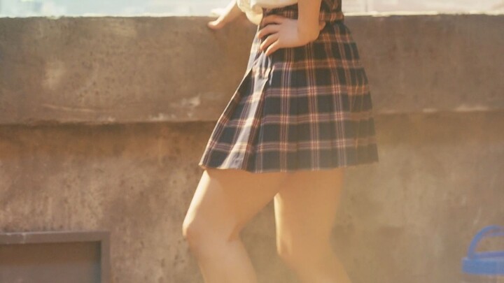 末世危机，所有人都变成了丧尸，只剩下一群人在居民楼内苦苦挣扎