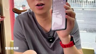 Seorang wanita menghabiskan 30.000 yuan untuk ponsel lipat, tetapi ponselnya tersendat saat bermain 