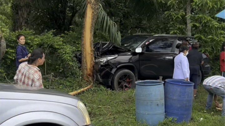 On the way back from a Thai off-road trip, they encountered a major traffic accident and immediately