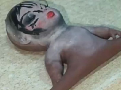 مصففة مكياج فائقة المهارة وعملاؤها الأطفال الذين يعانون الأمرين