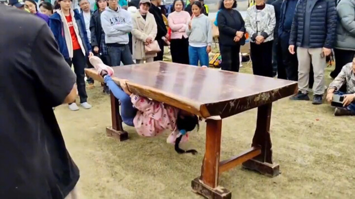 น้องสาวตัวเล็กเข้าร่วมเกมดั้งเดิม “พลิกโต๊ะ” โชว์พรสวรรค์ด้านปีนผาอย่างน่าทึ่ง!