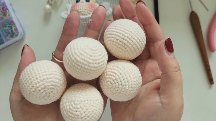 Membuat onigiri rajutan tangan: bola bagian dalam dan badan utama, bagaimana agar onigiri tampak leb