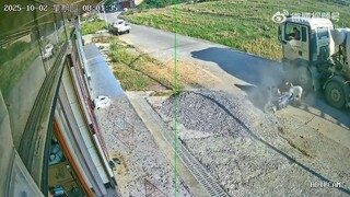 Terrifying Road Accident Between Scooter and Truck Caught on Camera 🚨