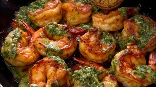 Pairing the "divine" barbecue sauce, chimichurri, with pan-fried prawns—this result is just too temp