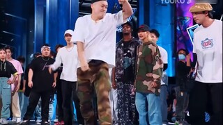 Four hands popping