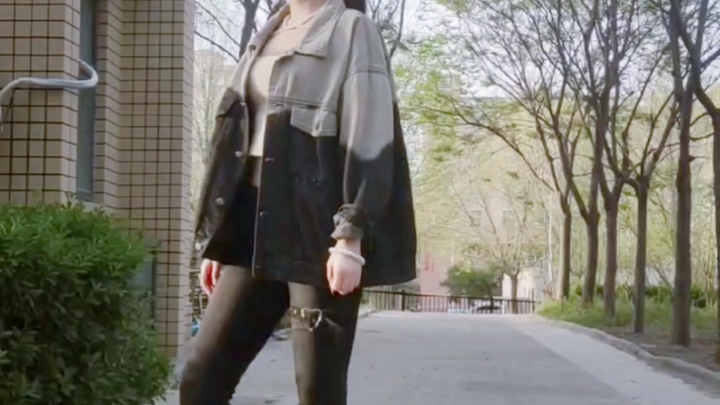 Dance at the dormitory door (>o< )