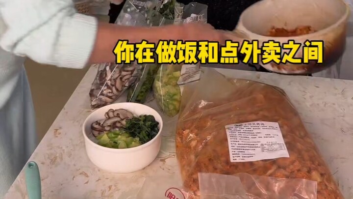 Xem thử đây có phải là cơm trộn thịt nướng bạn hay ăn không? Không cần bật bếp cũng làm được, hahaha