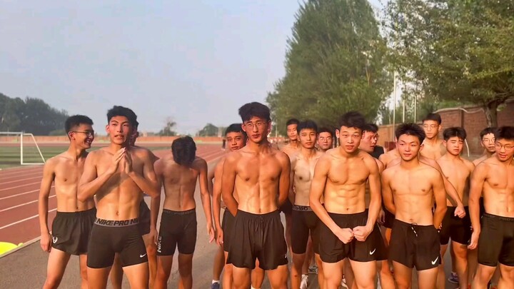 Một học sinh thể thao da đen trong lớp