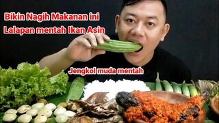 MAKAN LALAPAN JENGKOL MENTAH IKAN ASIN IKAN PATIN SAMBAL MERCON PARE MENTAH #mukbang #makanansunda