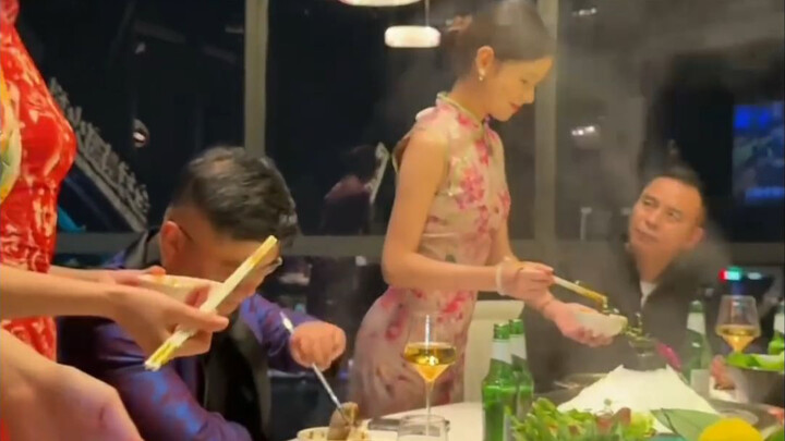 Berapa harga sekali makan hot pot yang bikin keluarga tercerai-berai ini?