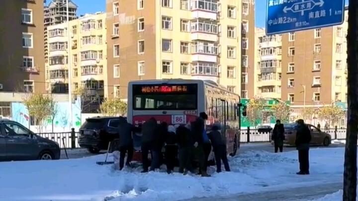 Bus di Timur Laut: Beli tiket sambil dorong gerobak