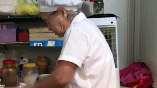 上海阿婆卖十年油墩子为儿还债，债还完人就走了！