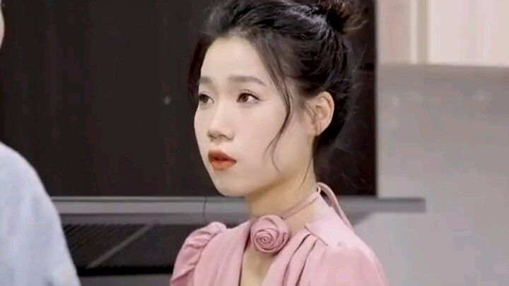 What should a girlfriend keep in mind when visiting her boyfriend’s home for the first time?