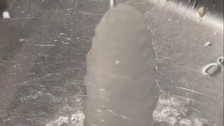 Người miền Nam biểu diễn cho mọi người xem màn nước nhỏ thành băng trong nhà