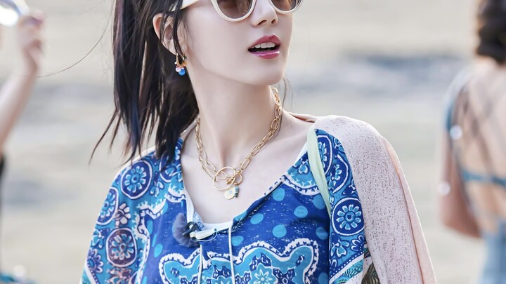 Saya pikir dia mengenakan pakaian haute couture, tetapi ternyata dia membelinya di sebuah kios setel