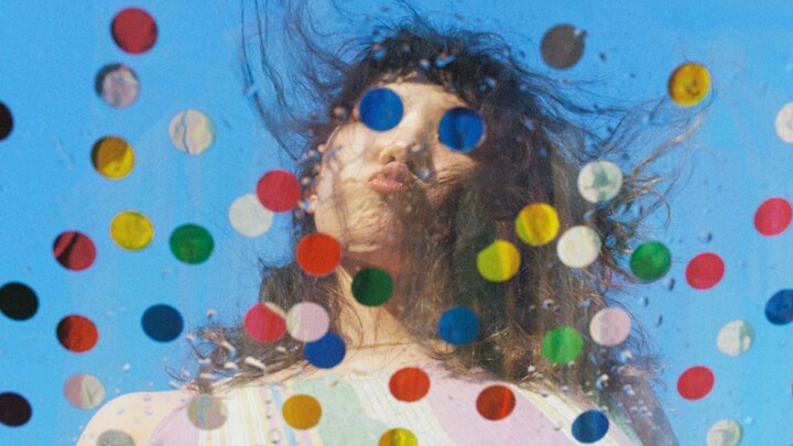 Gadis yang aku foto nggak pernah perlu menarik perhatian kamera.