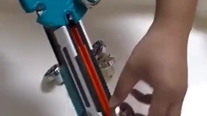 Anak di sebelah menangis terharu.