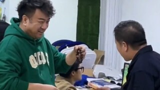 ماذا سيحدث إذا قمت بربط حلوى مالتيزرز ببعضها البعض؟