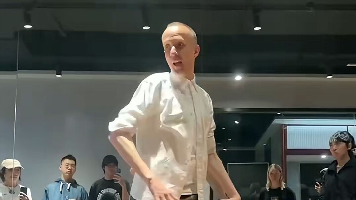 Kalau saja dia tidak berbicara sambil menari, aku benar-benar mengira dia adalah robot—inilah sang m