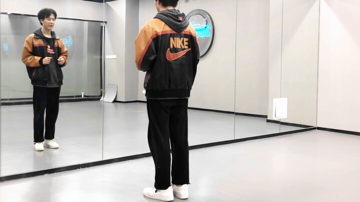 【Nuts Dance】Dạy nhảy trong buổi họp báo NOVA6 của Dịch Dương Thiên Hy với vai trò bảo mẫu. Tứ tự anh