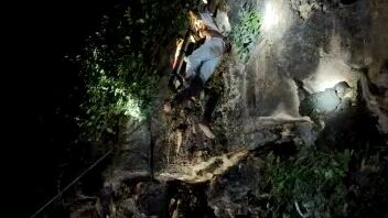 evakuasi korban kesasar tiba-tiba di tengah hutan tepi jurang
