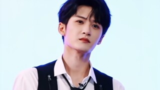 في الواقع، ما زلت بحاجة كبيرة إلى هذه اللقطة المباشرة لرقصة السولو هذه!! [تان جيان تسي]