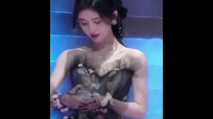 บรรยากาศสุดยอดไปเลย จู่จิงอี้โชว์ความสวยบนพรมแดงเมื่อคืนนี้ เธอแต่งตัวยังไงให้ดูสวยราวกับใช้ฟิลเตอร์