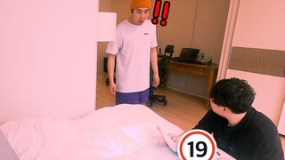 Một nhân viên đã lén xem video khiêu dâm khi không có ai xung quanh và bị ông chủ bắt quả tang.