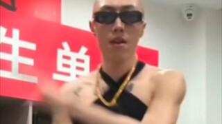 墨镜大光头，背心改装的吊带，蛋总还有啥是你不敢展示的？