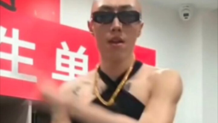 墨镜大光头，背心改装的吊带，蛋总还有啥是你不敢展示的？