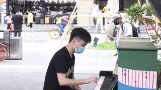 Chàng trai cover "Megalovania" bằng piano trên đường phố