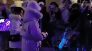 杨紫老婆哈尔滨落地了 东北紫米零下24度户外接机一个多小时 杨紫一定感受到大家的热情啦期待明天的活动