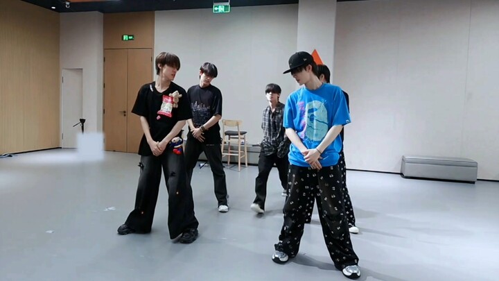 [Transition] An utterly ordinary practice room video… but why does it feel so off?