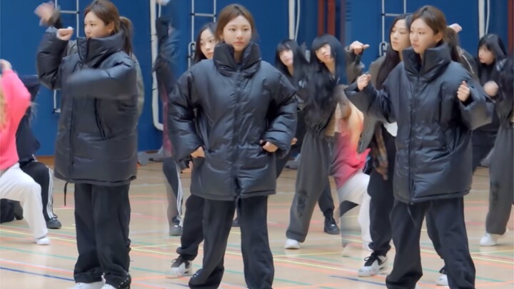 Ning Yizhuo's hook dance, which she rehearsed eight hundred times, looks exactly like me. The soul c