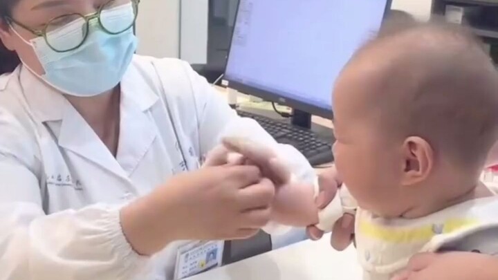 Em bé hay cười khi đi khám sức khỏe vừa lấy máu vừa bật cười, cư dân mạng bình luận: Người hay cười 