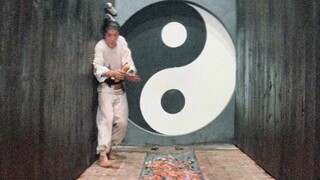 男人利用白纸躲过机关