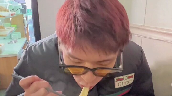 حياة اليومية لابن الثري من شمال غرب الصين: يملك عدة مناجم ومطارًا، لكنه لا يحب سوى لحم الرامن وطراز 