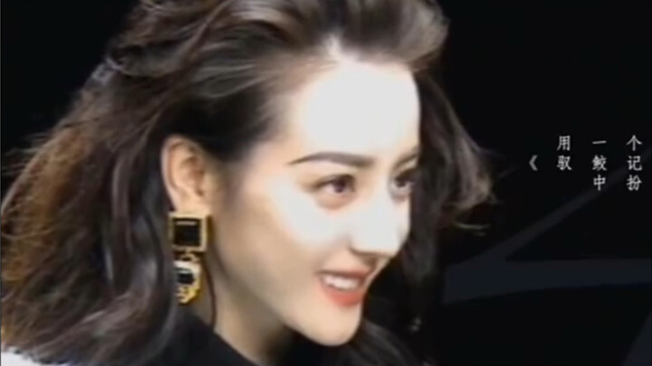 Retro style meets bold, glamorous makeup—every glance and smile exudes elegance, composure, and a ti