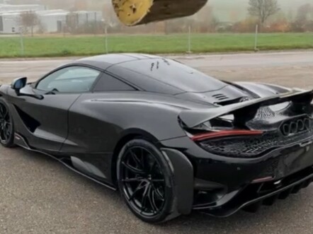 该行为可能存在风险，请勿模仿 报废车辆现场