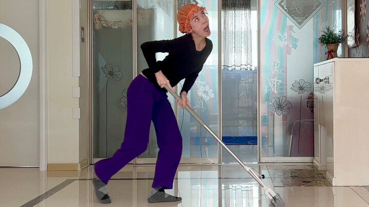 [Floor-Sweeping Dance] My Mom Hasn’t Hit Me in Three Days!