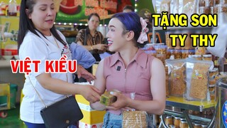 Ty Thy được chị Việt kiều xinh đẹp tặng cây son - Ty Thy Vlog Gỏi đu đủ