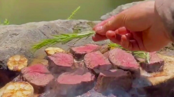 If you scroll through this at night, you’re in for a real struggle! It looks so tempting!