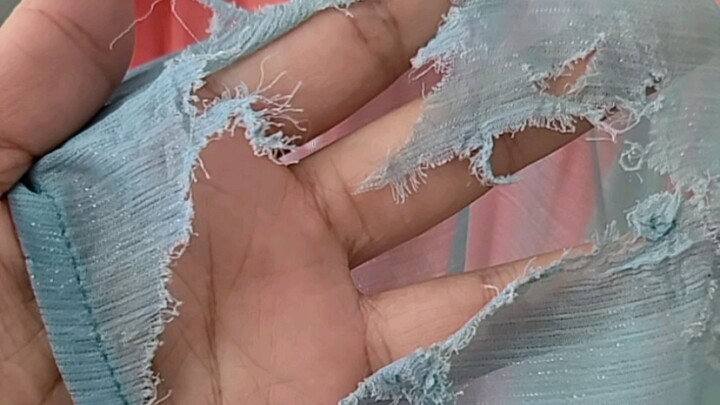 Hán phục của cô bé bị cuốn vào bánh xe rồi rách nát, cô bé buồn bã vô cùng. Hy vọng bạn sẽ thích kết