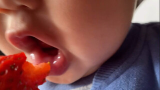 ลูกมนุษย์กินสตรอเบอร์รี่เป็นครั้งแรก และปฏิกิริยานี้...