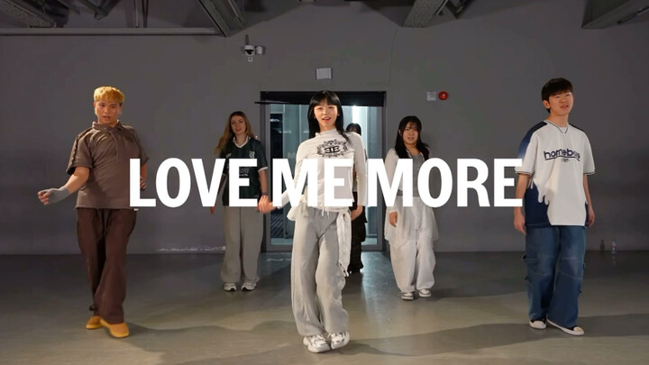 【สตูดิโอกลาง 1 ล้านวิว】Redy ครูผู้ออกแบบท่าเต้นต้นฉบับเพลงคัมแบ็ก “Love me more” ของ Apink มาสอนเต้น