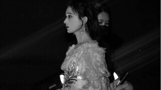 Làm sao mà nữ minh tinh này lại có thể đột nhiên thay đổi tính tình đến vậy!