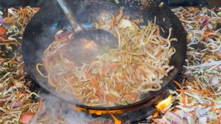 Shandong street food: 10 yuan fried noodles, the boss is super fast!!