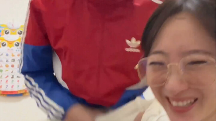 لماذا يحب بعض الناس باستمرار التدخل في حرية الآخرين في اختيار ملابسهم؟!