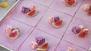 كانت تيراميسو التي بعتها في السوق المتنقلة الماضية رائجة جدًا، لذا سأحضر بعض النكهات الجديدة تمامًا،